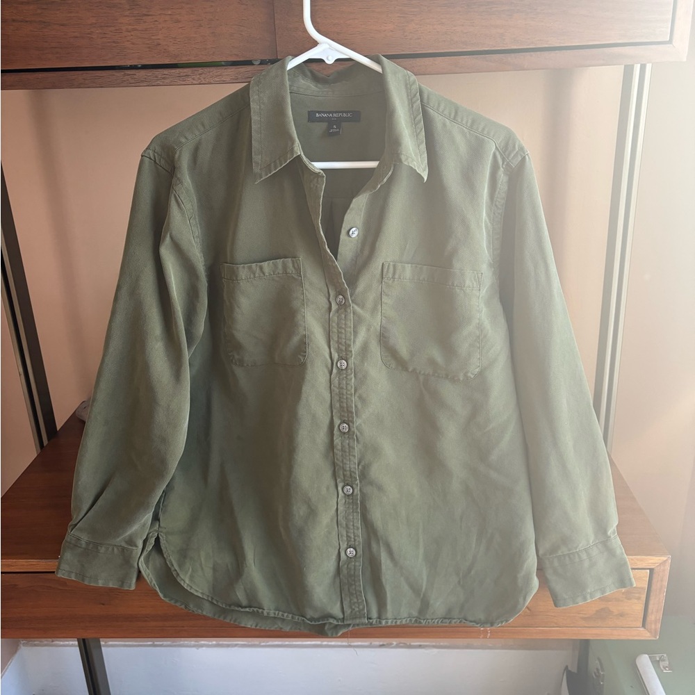 Men’s banana republic olive Green Button-Up shirt